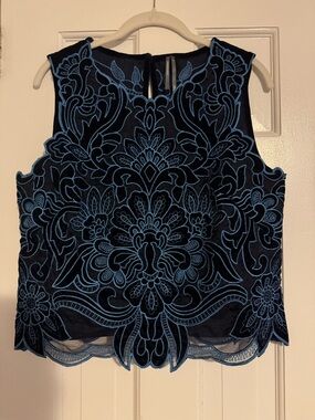 SOLD-OUT Lainie Anthropologie  Sleeveless Top w/ Blue Floral Embroidery